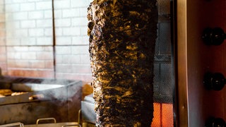 Verbranntes Dönerfleisch an einem Spieß (Symbolbild): Prozess: In einem Imbiss in Mainz gab es Dreck und vergammeltes Fleisch