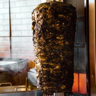 Verbranntes Dönerfleisch an einem Spieß (Symbolbild): Prozess: In einem Imbiss in Mainz gab es Dreck und vergammeltes Fleisch