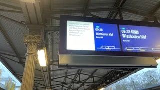 Foto der Anzeigetafle im Bahnhof: Zugstrecke bei Mainz gesperrt