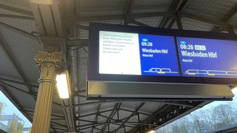 Foto der Anzeigetafel im Bahnhof: Zugstrecke bei Mainz gesperrt