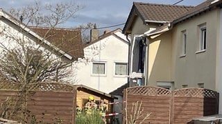 Das Einfamilienhaus von der Seite, der Fensterrahmen hängt heraus: In dem Wohnhaus in Worms kam es zu einer Explosion