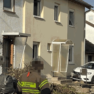 Das Einfamilienhaus von der Seite, der Fensterrahmen hängt heraus: In dem Wohnhaus in Worms kam es zu einer Explosion