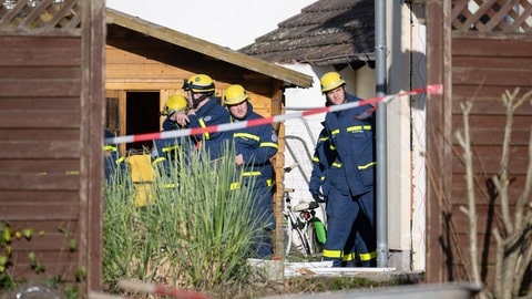 Einsatzkräft hinter einem Sperrband: In dem Wohnhaus in Worms kam es zu einer Explosion