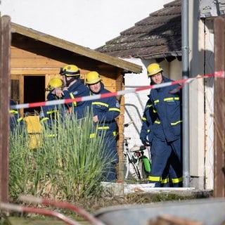 Einsatzkräft hinter einem Sperrband: In dem Wohnhaus in Worms kam es zu einer Explosion