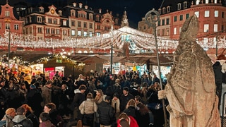 Blick von der Krippe vor dem Dom: Der Mainzer Weihnachtsmarkt ist seit dem 28. November geöffnet