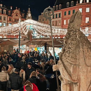 Blick von der Krippe vor dem Dom: Der Mainzer Weihnachtsmarkt ist seit dem 28. November geöffnet