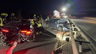 Zwei Autos sind bei einem Unfall auf der B41 erheblich beschädigt worden.