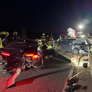 Zwei Autos sind bei einem Unfall auf der B41 erheblich beschädigt worden.