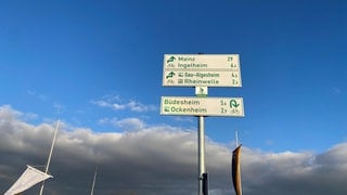 Das Schild für die neue Route: 18 Kilometer der Pendlerradroute Bingen-Mainz wurden für den Radverkehr freigegeben. 