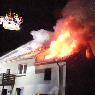 Dachstuhl eines Hauses brennt - Feuerwehreinsatz in Spabrücken