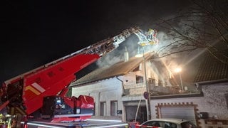 Die Feuerwehr Bingen löscht mit einem Kranfahrzeug den Wohnhausbrand im Stadtteil Dietersheim.