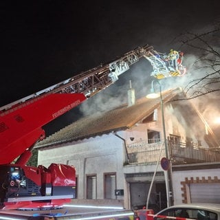 Die Feuerwehr Bingen löscht mit einem Kranfahrzeug den Wohnhausbrand im Stadtteil Dietersheim.