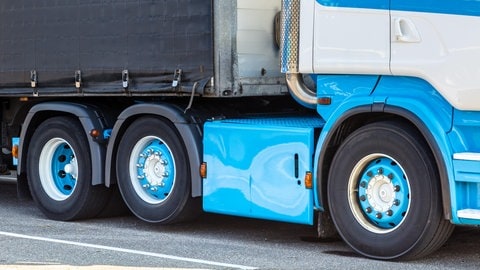 Die Räder eines Sattelschleppers. Auf der A61 fuhr ein Fahrer ohne Führerschein und betrunken. 