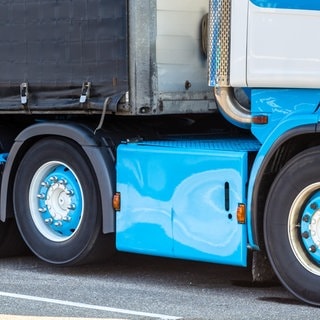 Die Räder eines Sattelschleppers. Auf der A61 fuhr ein Fahrer ohne Führerschein und betrunken. 