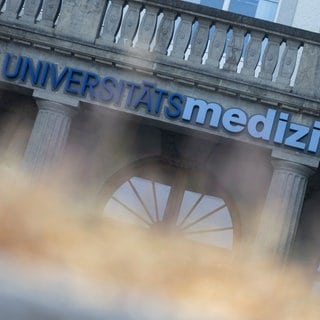 Der Eingang der Unimedizin in Mainz. Die Klinik schreibt weiter tiefrote Zahlen.