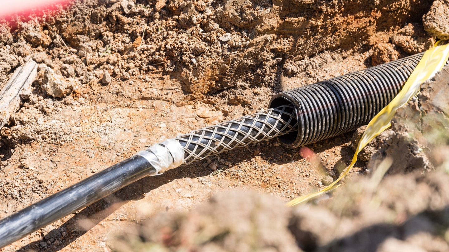 Ein Stromkabel in der Erde. Der Stromausfall in Bad Kreuznach wurde durch ein defektes Erdkabel ausgelöst.