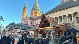 Die Krippe vor dem Mainzer Dom: Davor hat zur Eröffnung des Weihnachtsmarktes eine Blaskapelle gespielt.