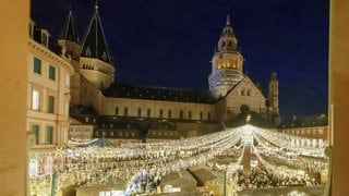 Der Weihnachtsmarkt in Mainz erstrahlt im Lichterglanz.