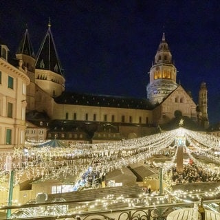 Der Weihnachtsmarkt in Mainz erstrahlt im Lichterglanz.