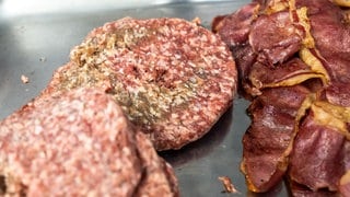 Ungekühltes Fleisch mit Verfärbungen liegt auf einem Blech.