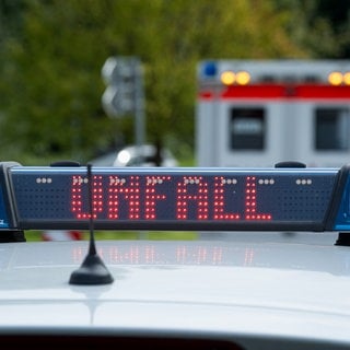 Ein Leuchtschild zeigt "Unfall" an. Bei einem Unfall auf der A63 bei Biebelnheim ist offenbar ein Motorradfahrer verletzt worden.