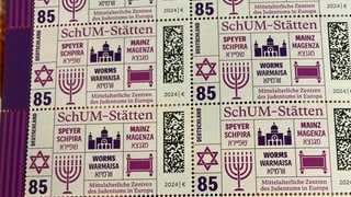 Die Post hat eine Sonderbriefmarke zu den SchUM-Städten am Rhein herausgegeben.