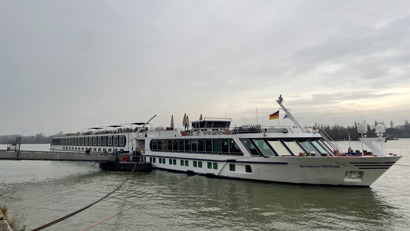 Am Rheinufer in Mainz liegt ein Kreuzfahrtschiff an einem von sechs Anlegern, die mit einer Landstromanlage ausgestattet worden sind.