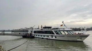 Am Rheinufer in Mainz liegt ein Kreuzfahrtschiff an einem von sechs Anlegern, die mit einer Landstromanlage ausgestattet worden sind.