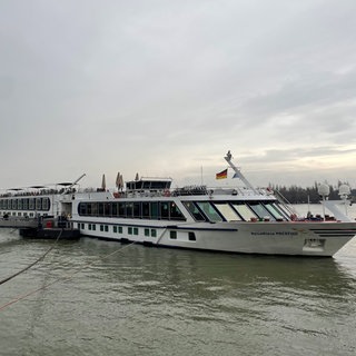 Am Rheinufer in Mainz liegt ein Kreuzfahrtschiff an einem von sechs Anlegern, die mit einer Landstromanlage ausgestattet worden sind.