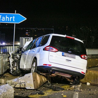 Ein Unfallauto steht auf Trümmern einer Betonwand in der Abfahrt Mainz-Mombach.