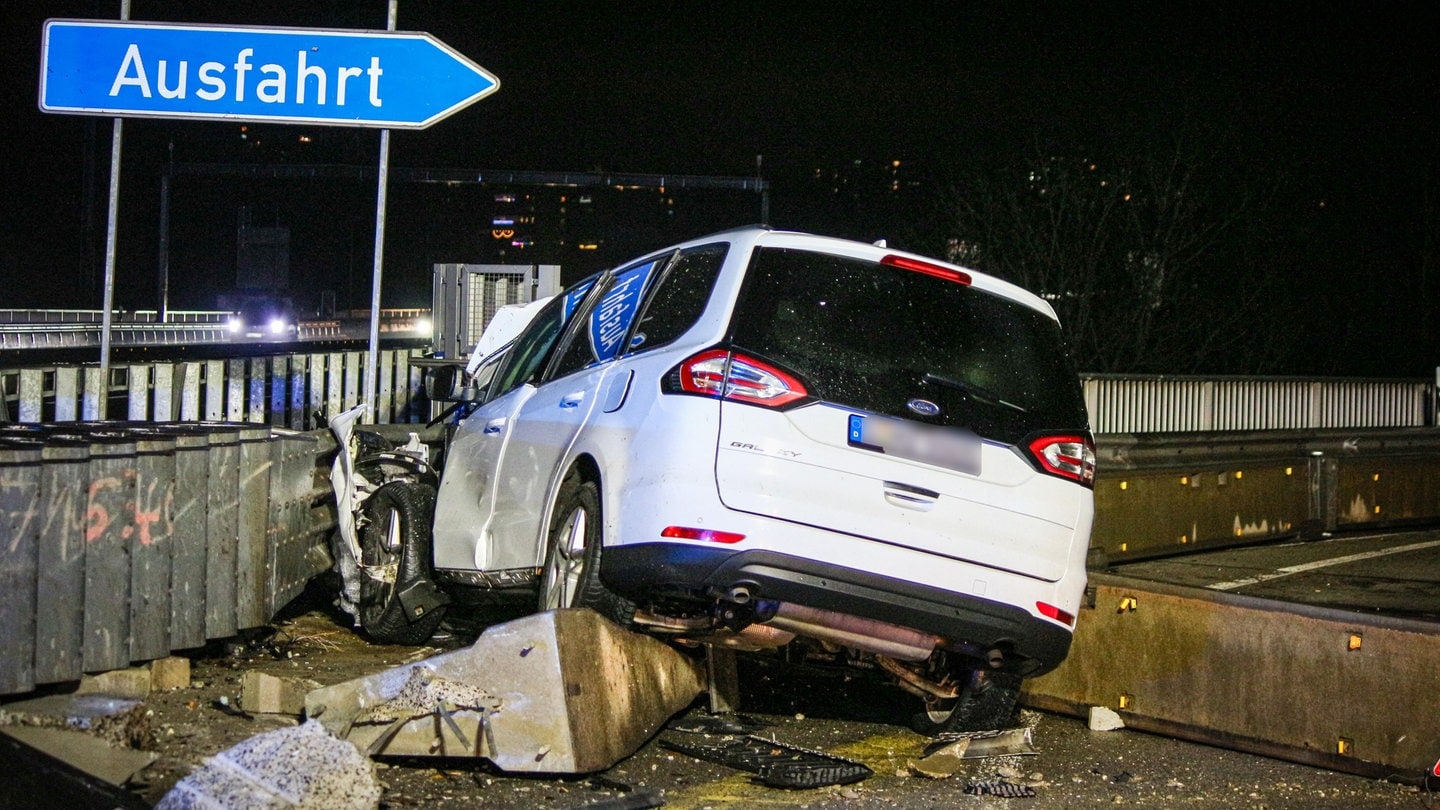 Ein Unfallauto steht auf Trümmern einer Betonwand auf der Schiersteiner Brücke zwischen Mainz und Wiesbaden.