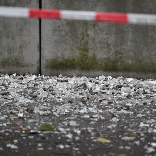 Glasscherben liegen auf einer Straße (Sujetbild).