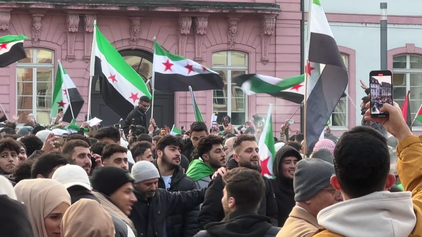 In Mainz haben sich mehrere Tausend Menschen nachdem Sturz der syrischen Assad-Regierung am Sonntag auf dem Schillerplatz versammelt.