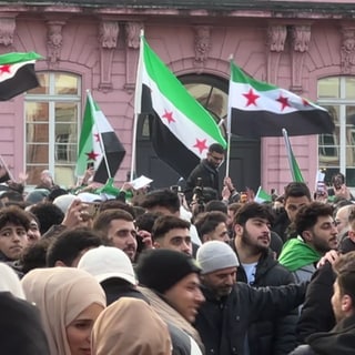 In Mainz haben sich mehrere Tausend Menschen nachdem Sturz der syrischen Assad-Regierung am Sonntag auf dem Schillerplatz versammelt.