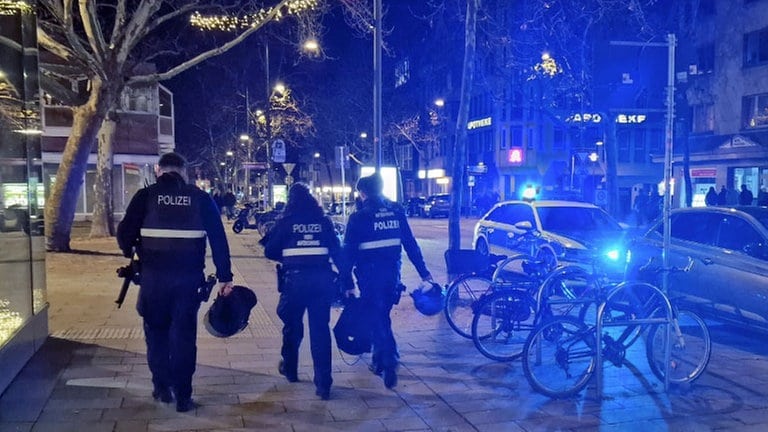 Ein Großaufgebot der Polizei in der Mainzer Innenstadt: Ein Mann hatte mit eine Softair-Waffe aus dem Fenster auf Passanten geschossen.