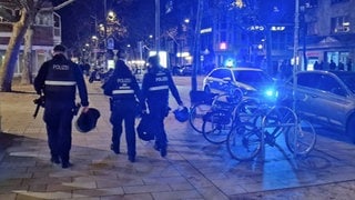 Ein Großaufgebot der Polizei in der Mainzer Innenstadt: Ein Mann hatte mit eine Softair-Waffe aus dem Fenster auf Passanten geschossen. 