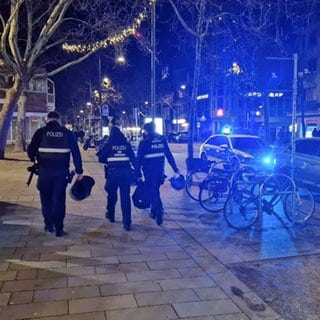 Ein Großaufgebot der Polizei in der Mainzer Innenstadt: Ein Mann hatte mit eine Softair-Waffe aus dem Fenster auf Passanten geschossen. 