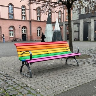 Die Regenbogenbänke sollen ein Zeichen dafür sein, dass Mainz queerfreundlich ist. 