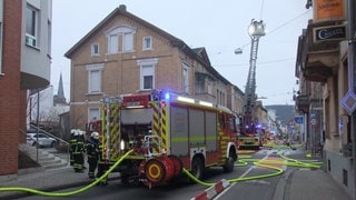 Die Feuerwehr Bad Kreuznach steht mit ihren Einsatzfahrzeugen am Brandort in Bad Kreuznach