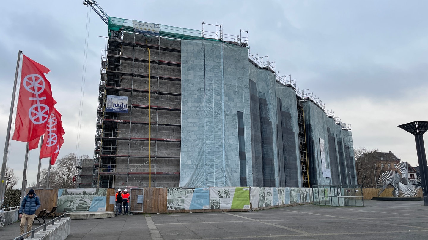 Die Fassade des Rathauses in Mainz. Die Sanierung des denkmalgeschützen Baus kostet 130 Millionen Euro. Jetzt geht es voran.