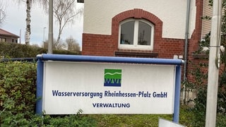 Das Schild der Wasserversorgung Rheinhessen-Pfalz steht am Eingang des Betriebsgeländes