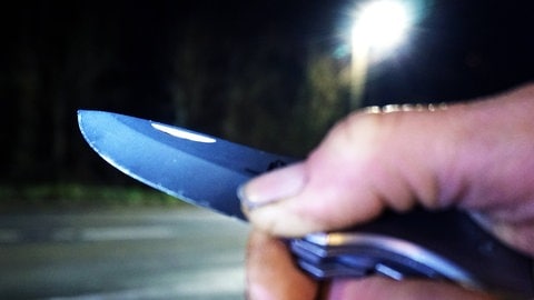 Mann hält ein Klappmesser in der Hand: Am Hauptbahnhof in Wiesbaden wurde ein 19-Jähriger mit einem Messer schwer verletzt