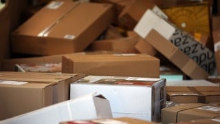 Viele Pakete auf einem Haufen: Zwei Paketboten sollen in Mainz zahlreiche Pakete unterschlagen haben.