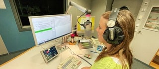 Redakteurin Vanessa Siemers steht im SWR-Funkhaus in Mainz im Nachrichtenstudio und präsentiert die Regionalnachrichten für SWR4 Rheinland-Pfalz. Sie laufen von 6:30 Uhr bis 17:30 Uhr (Montag bis Freitag). 