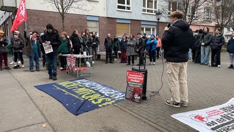 Die "Initiative gegen Kürzungen - Mainz" protestierte vor dem Kurfürstlichen Schloss gegen die geplanten Kürzungen im Haushalt.