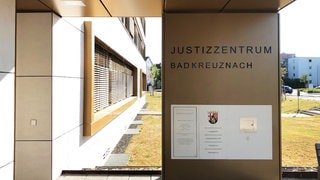 Der Eingang des Justizzentrums in Bad Kreuznach. Dort muss sich ein mann verantworten, dem Anlagebetrug vorgeworfen wird. 