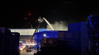 Auf dem Weg zu einem Brand in Erbes-Büdesheim ist ein Feuerwehrauto mit einem anderen Wagen zusammengestoßen.