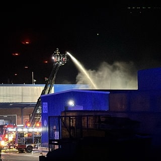 Auf dem Weg zu einem Brand in Erbes-Büdesheim ist ein Feuerwehrauto mit einem anderen Wagen zusammengestoßen.