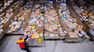 In einem Paketzentrum werden unzählige Pakete sortiert und für die Auslieferung vorbereitet.