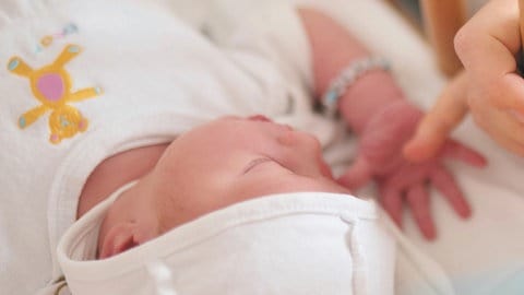 Ein Baby kurz nach der Geburt. Im St. Marienwörth-Krankenhaus in Bad Kreuznach werden ab sofort keine Geburten mehr durchgeführt.